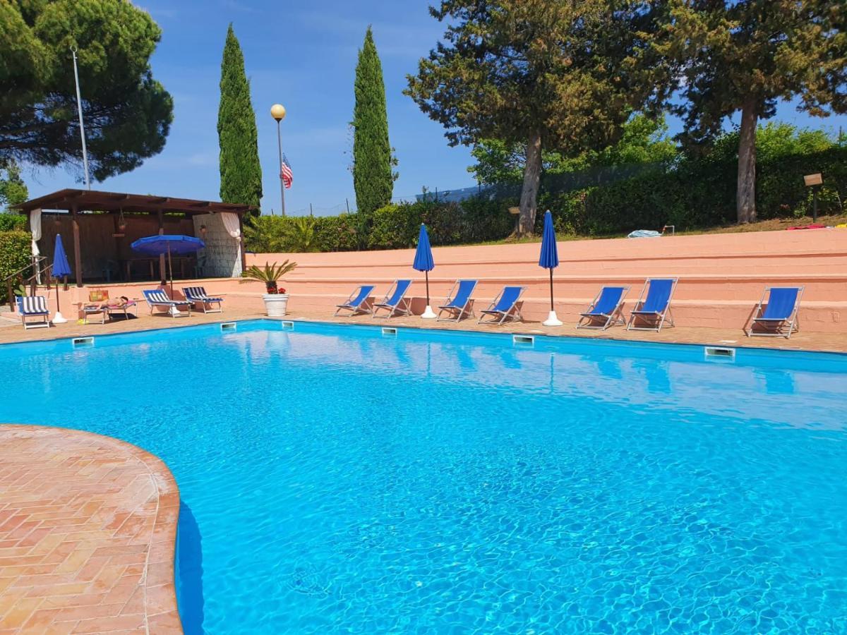 Toscana Holiday Village Монтополі-ін-Валь-д'Арно Екстер'єр фото