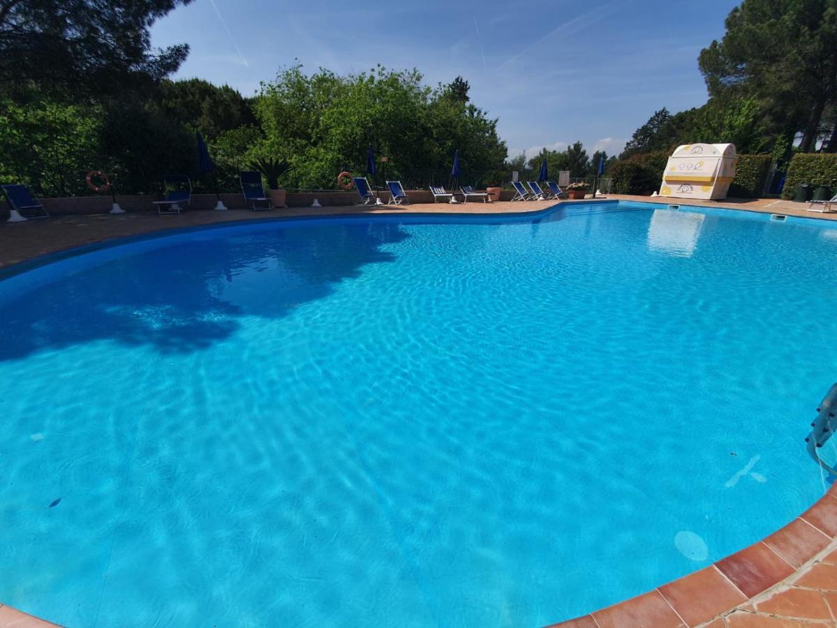 Toscana Holiday Village Монтополі-ін-Валь-д'Арно Екстер'єр фото
